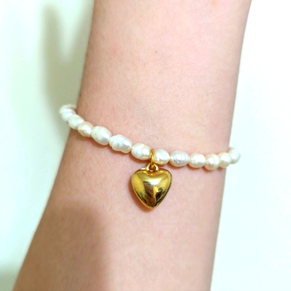 Handmade freshwater rice pearl heart charm bracelet